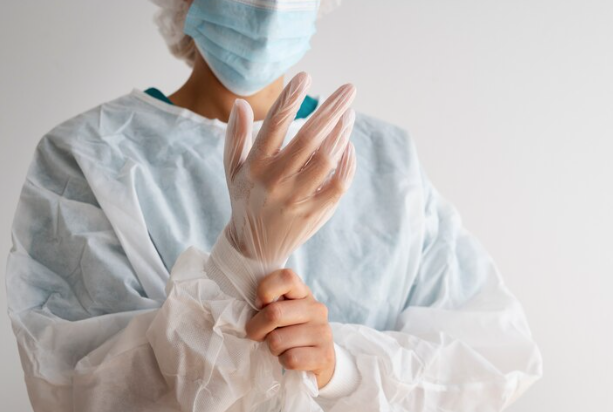 Como escolher luva estéril plástica para uso hospitalar